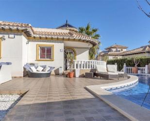 Vista exterior de Casa o xalet en venda en Orihuela amb Aire condicionat, Terrassa i Piscina