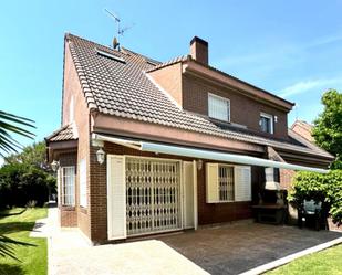 Exterior view of House or chalet to rent in Villaviciosa de Odón  with Terrace and Swimming Pool