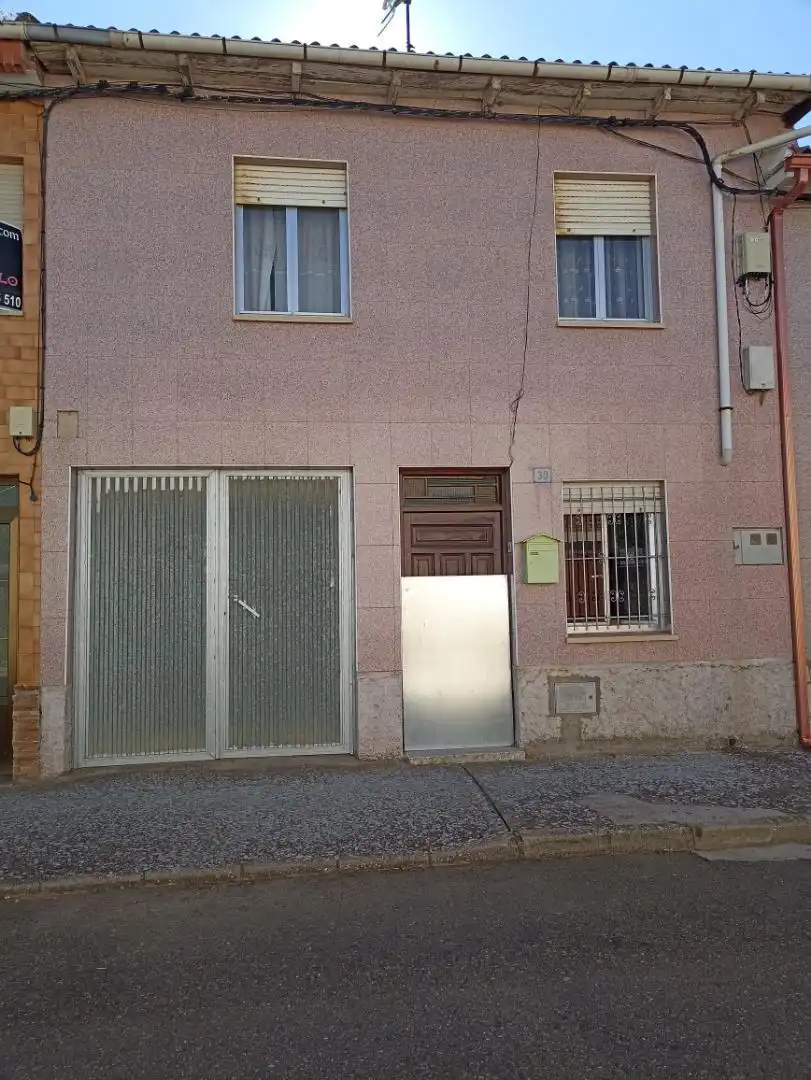 Vista exterior de Casa adosada en venta en Chozas de Abajo con Trastero