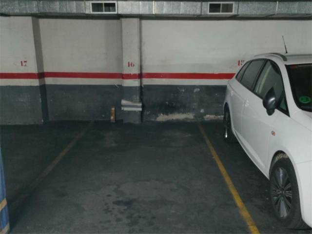 Garaje en Alquiler en Carrer de Josep Sangenís, 28 en La Teixonera