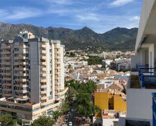 Vista exterior de Pis en venda en Marbella amb Aire condicionat, Terrassa i Piscina