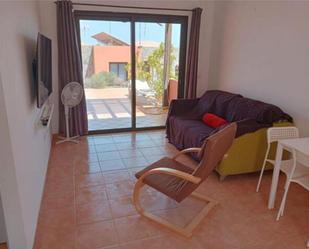 Sala d'estar de Casa o xalet en venda en La Oliva amb Piscina