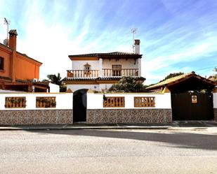 Vista exterior de Casa o xalet en venda en Chiclana de la Frontera amb Calefacció, Jardí privat i Terrassa