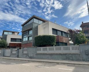 Vista exterior de Casa o xalet de lloguer en El Papiol amb Aire condicionat, Terrassa i Piscina