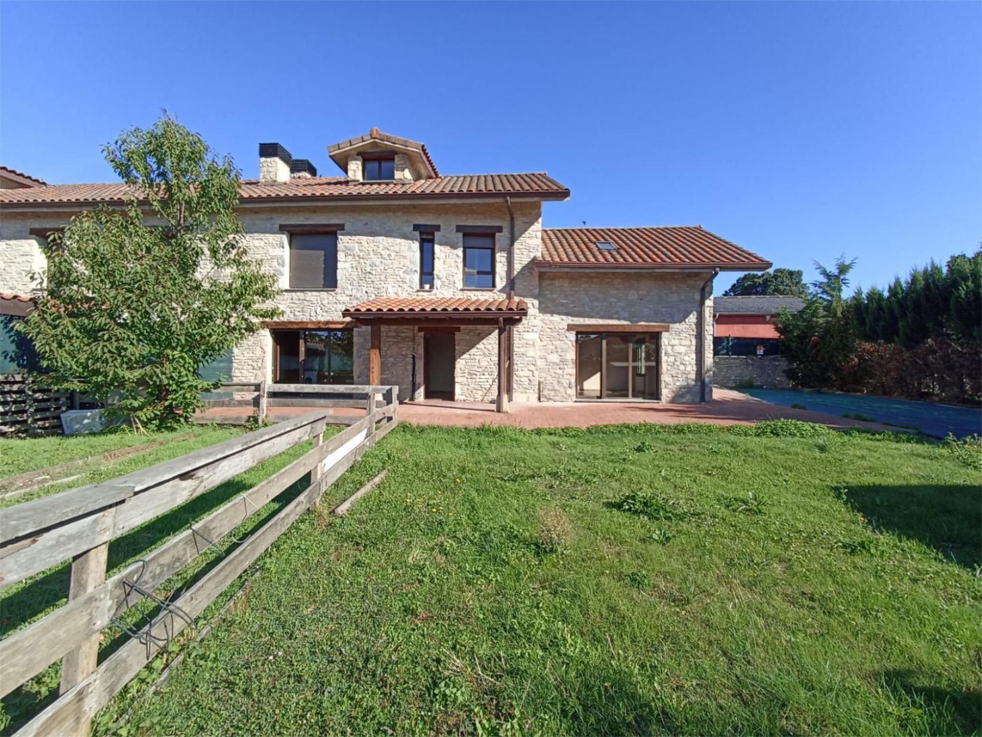 Exterior view of Single-family semi-detached for sale in Vitoria - Gasteiz