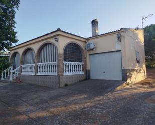 Vista exterior de Finca rústica en venda en Santaella amb Aire condicionat, Terrassa i Piscina