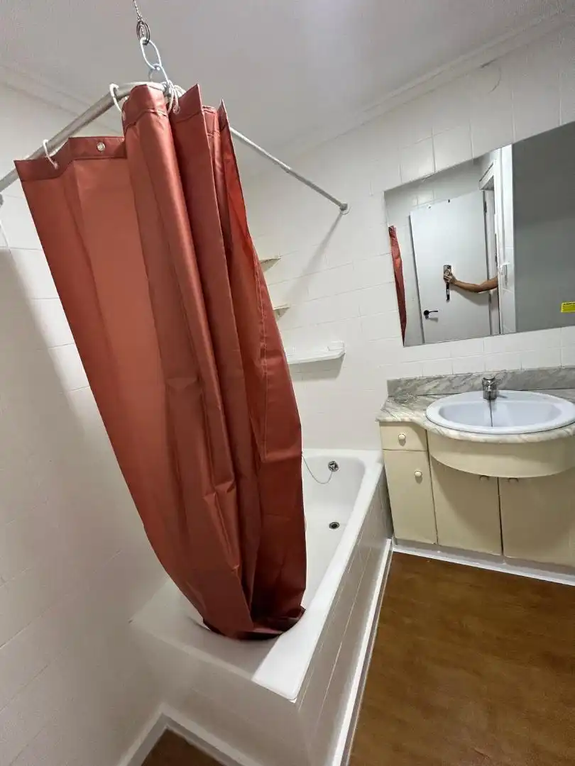 Bathroom of Flat for share in Valencia  with Furnished, Oven and Washing machine