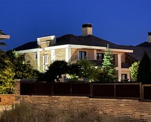 Vista exterior de Casa o xalet en venda en Majadahonda amb Aire condicionat, Terrassa i Piscina