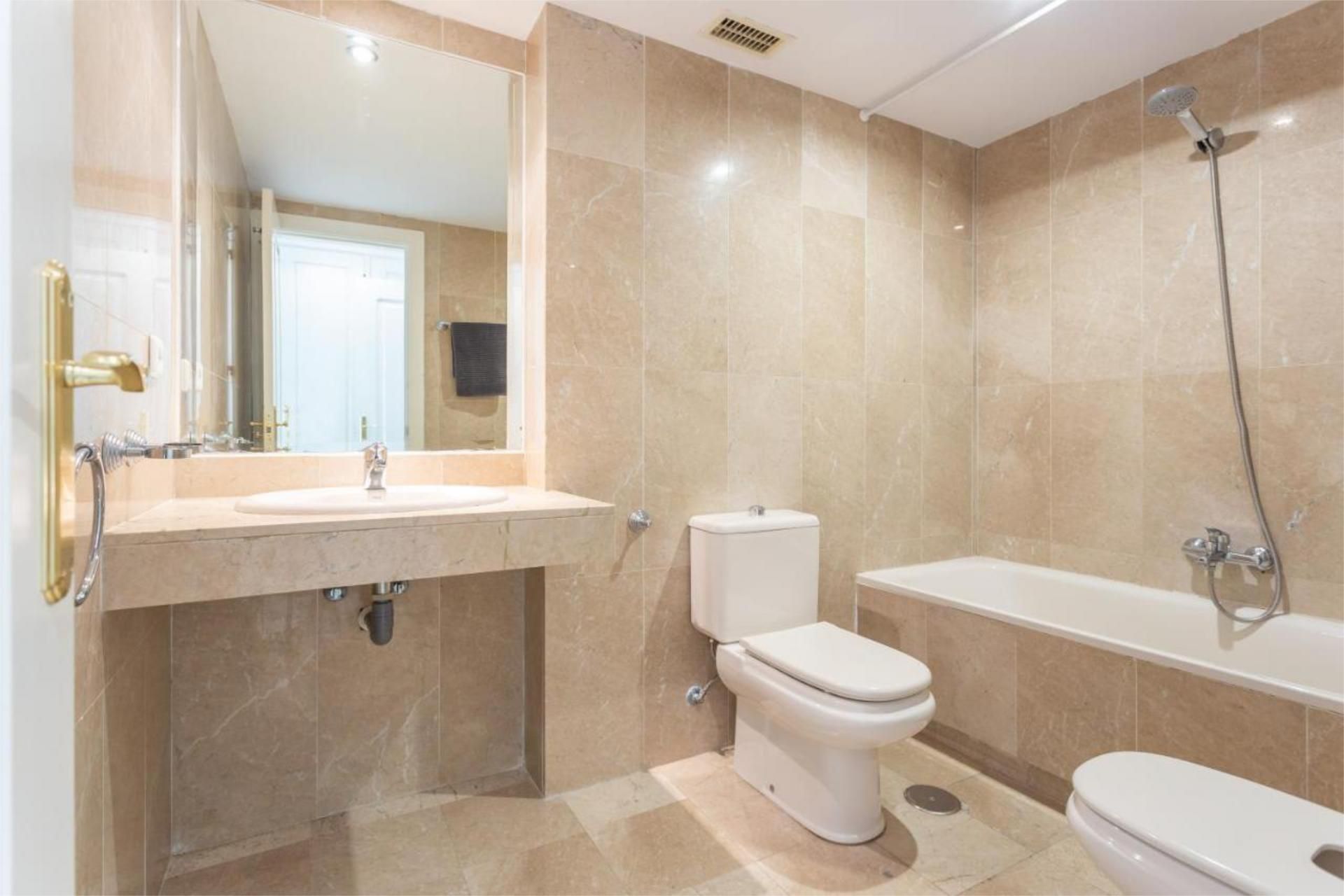 Bathroom of Apartment to share in Marbella  with Air Conditioner, Heating and Private garden