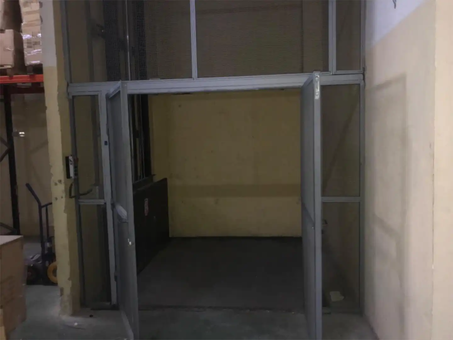 Nave industrial en venta en Calle Camino Viejo de Getafe, 43, Sudeste Industrial Nave industrial en venta en Fuenlabrada con Aire acondicionado, Calefacción y Parquet