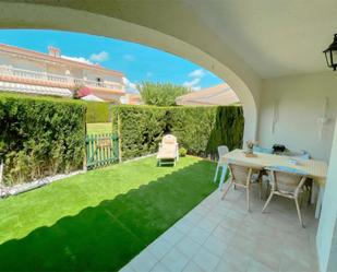 Jardí de Pis de lloguer en Mont-roig del Camp amb Terrassa, Piscina i Balcó