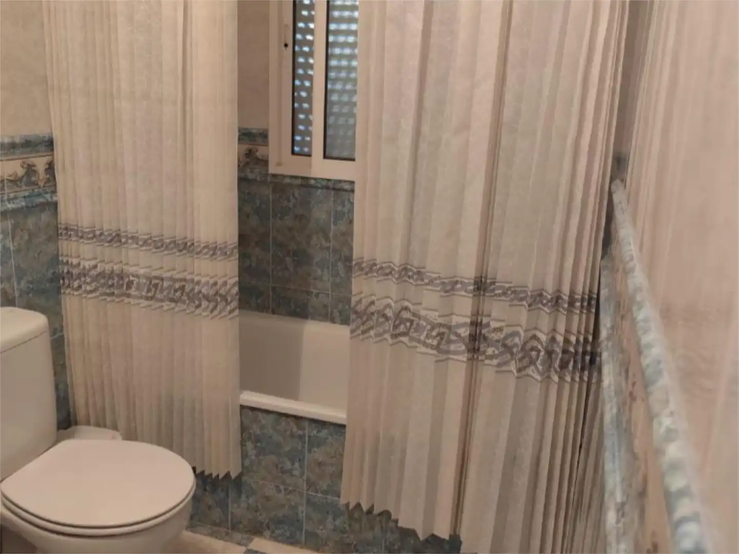 Casa o xalet en venda a Calle Séneca, 32, Écija Bany de Casa o xalet en venda en Écija amb Jardí privat, Terrassa i Piscina