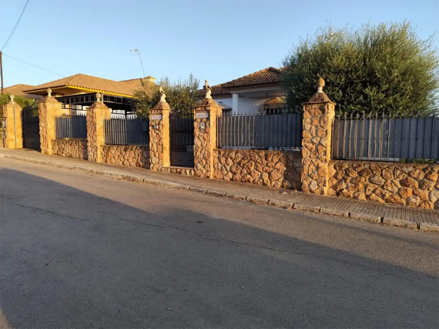 Casa o xalet en venda a Calle Séneca, 32, Écija Vista exterior de Casa o xalet en venda en Écija amb Jardí privat, Terrassa i Piscina