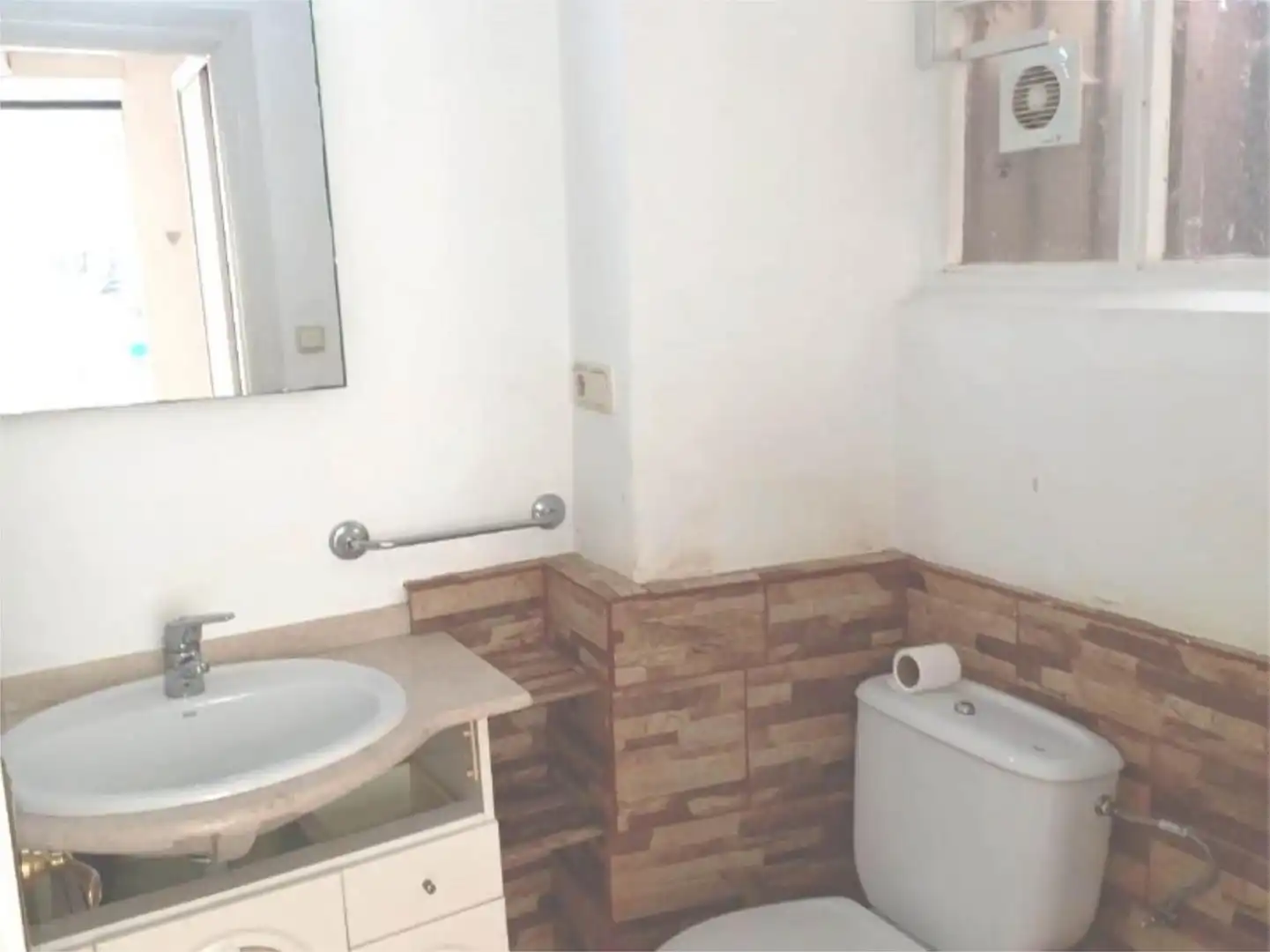 Bathroom of Ground floor for rent in La Roda  with Air Conditioner, Heating and Parquet flooring