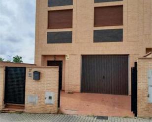 Vista exterior de Casa adosada en venda en Villarrobledo amb Terrassa