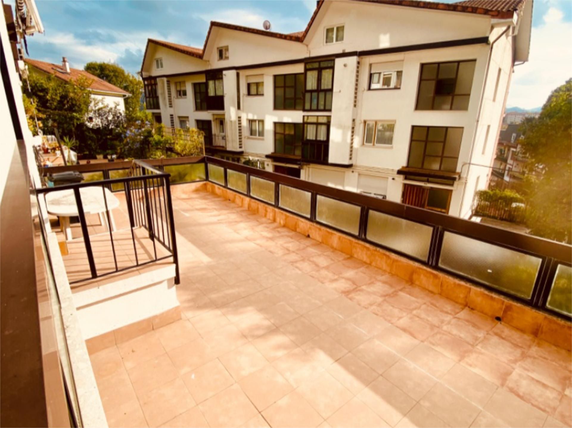 Terrassa de Pis en venda en Donostia - San Sebastián  amb Parquet, Terrassa i Traster