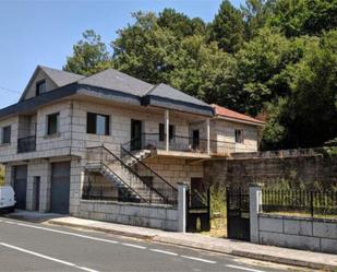 Vista exterior de Casa o xalet de lloguer en Entrimo amb Jardí privat, Terrassa i Moblat