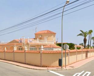 Vista exterior de Casa o xalet en venda en Torrevieja amb Aire condicionat, Terrassa i Piscina