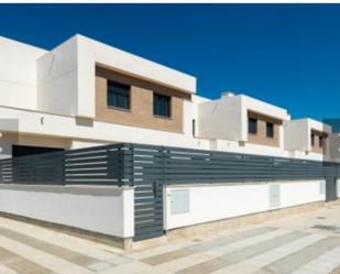 Vista exterior de Casa o xalet en venda en Dos Hermanas amb Aire condicionat, Terrassa i Balcó