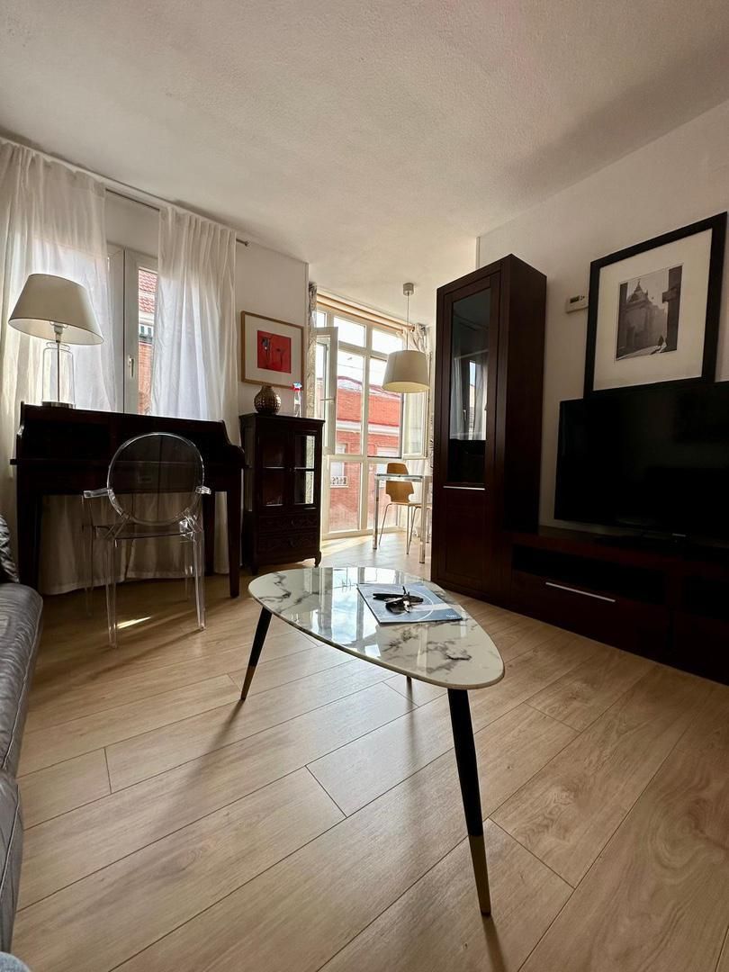 Living room of Flat to rent in  Madrid Capital  with Air Conditioner, Heating and Parquet flooring