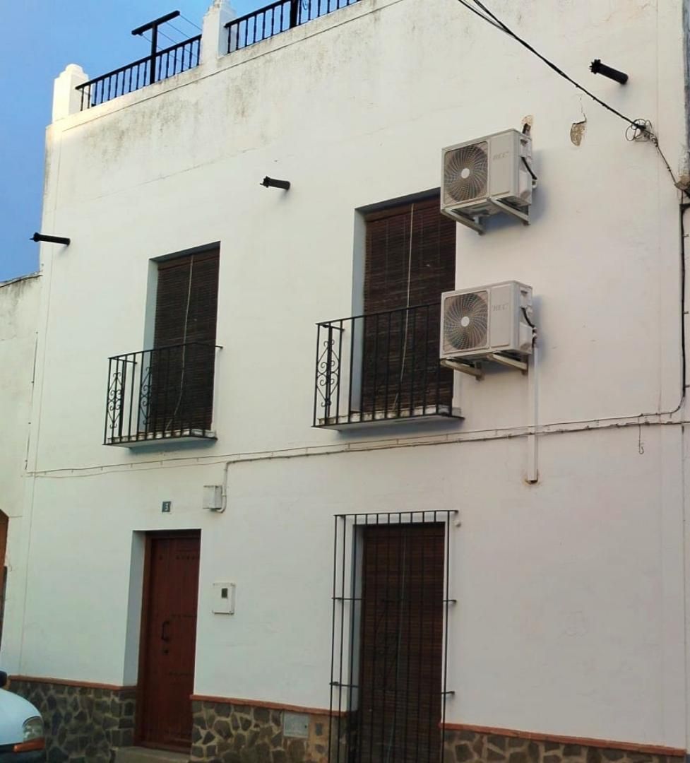 Exterior view of Flat for sale in Valencia del Ventoso  with Air Conditioner, Heating and Terrace
