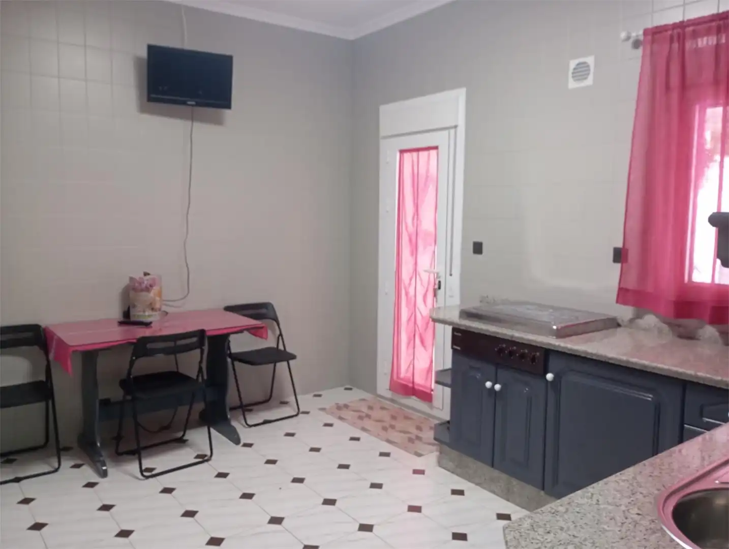 Casa adosada en venta en Calle Nueva, 24, Medellín Cocina de Casa adosada en venta en Medellín con Aire acondicionado, Calefacción y Jardín privado