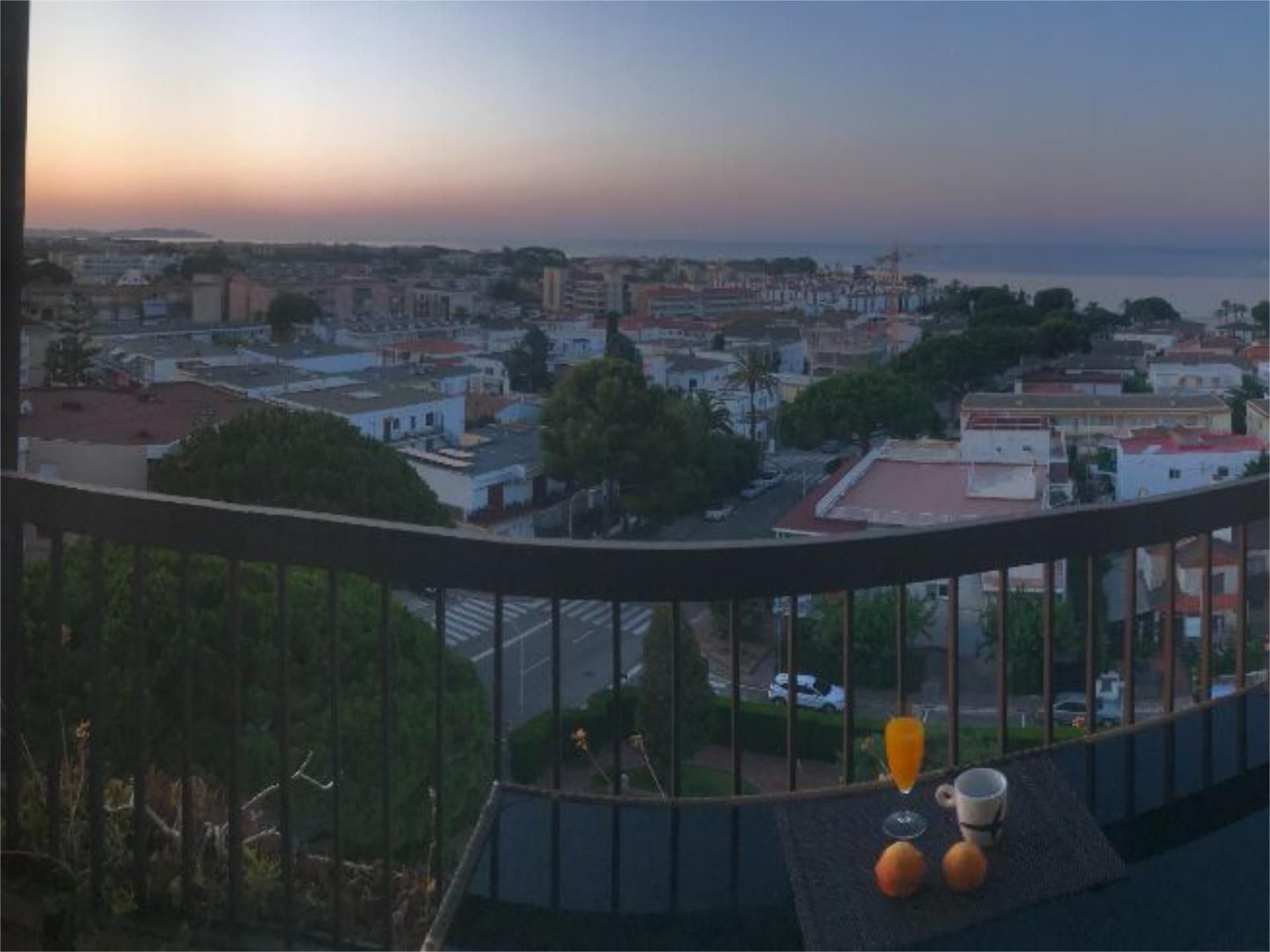 Vista exterior de Pis en venda en Cambrils amb Aire condicionat, Terrassa i Piscina