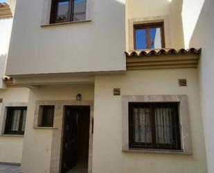 Außenansicht von Einfamilien-Reihenhaus miete in La Línea de la Concepción mit Terrasse und Balkon