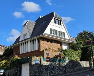 Vista exterior de Casa o xalet en venda en Santander amb Jardí privat, Parquet i Traster