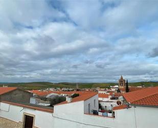 Vista exterior de Casa o xalet en venda en Valencia de las Torres amb Terrassa