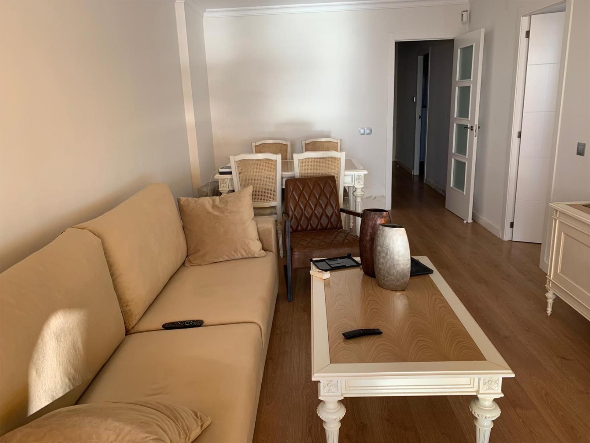 Sala d'estar de Apartament de lloguer en Fuengirola amb Terrassa, Piscina i Moblat