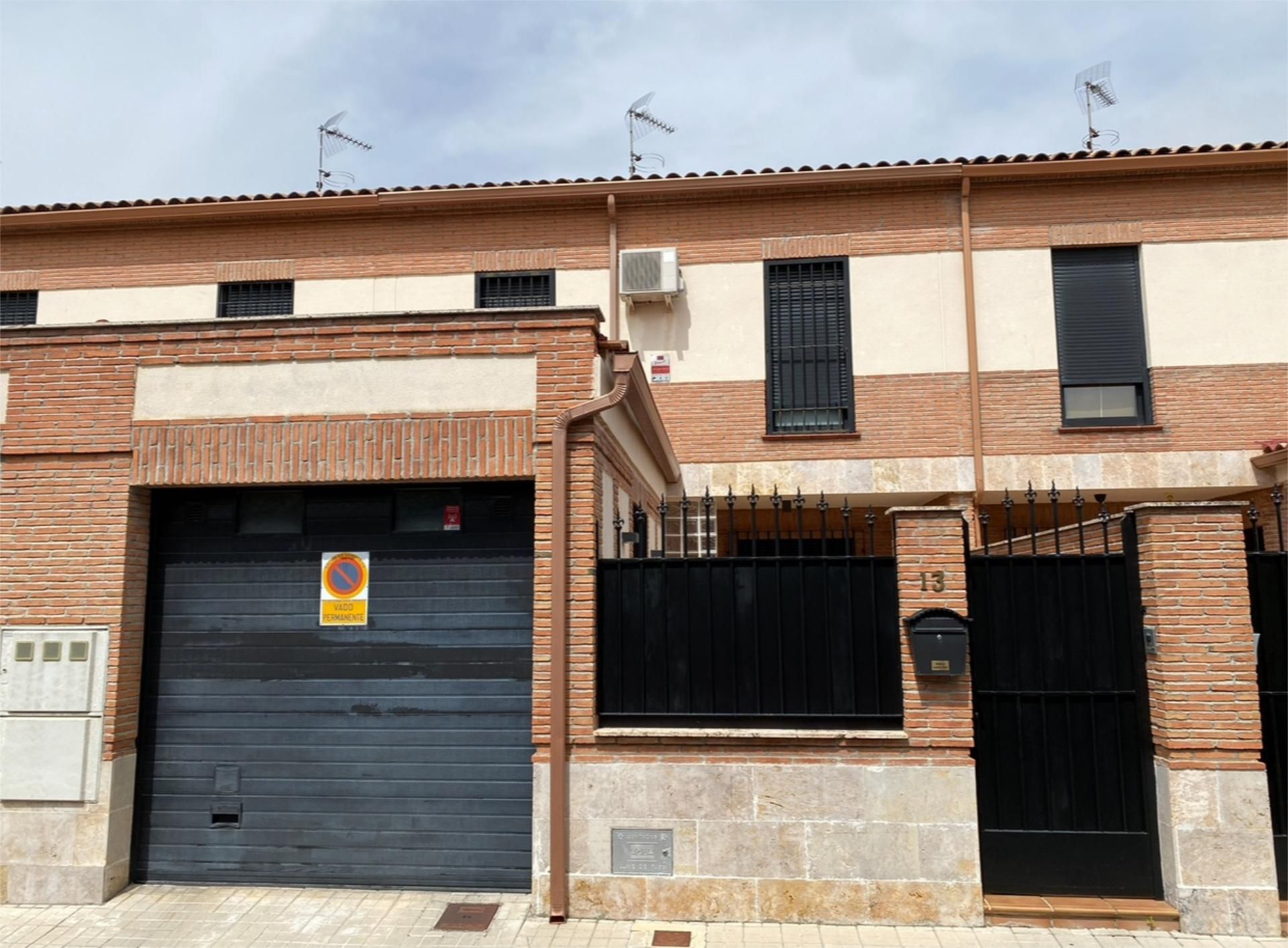 Vista exterior de Casa adosada en venda en Bargas amb Aire condicionat, Calefacció i Jardí privat