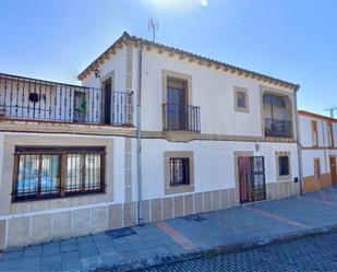 Vista exterior de Casa adosada en venda en Villa del Rey amb Aire condicionat, Terrassa i Balcó