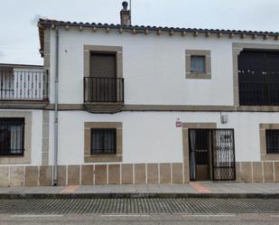 Vista exterior de Casa adosada en venda en Villa del Rey amb Aire condicionat, Terrassa i Balcó