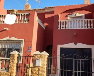 Vista exterior de Casa o xalet en venda en Roquetas de Mar amb Aire condicionat, Terrassa i Balcó