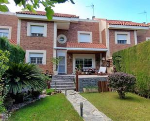 Exterior view of Single-family semi-detached for sale in  Zaragoza Capital