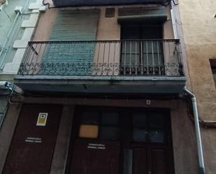 Vista exterior de Casa adosada en venda en Olot amb Balcó