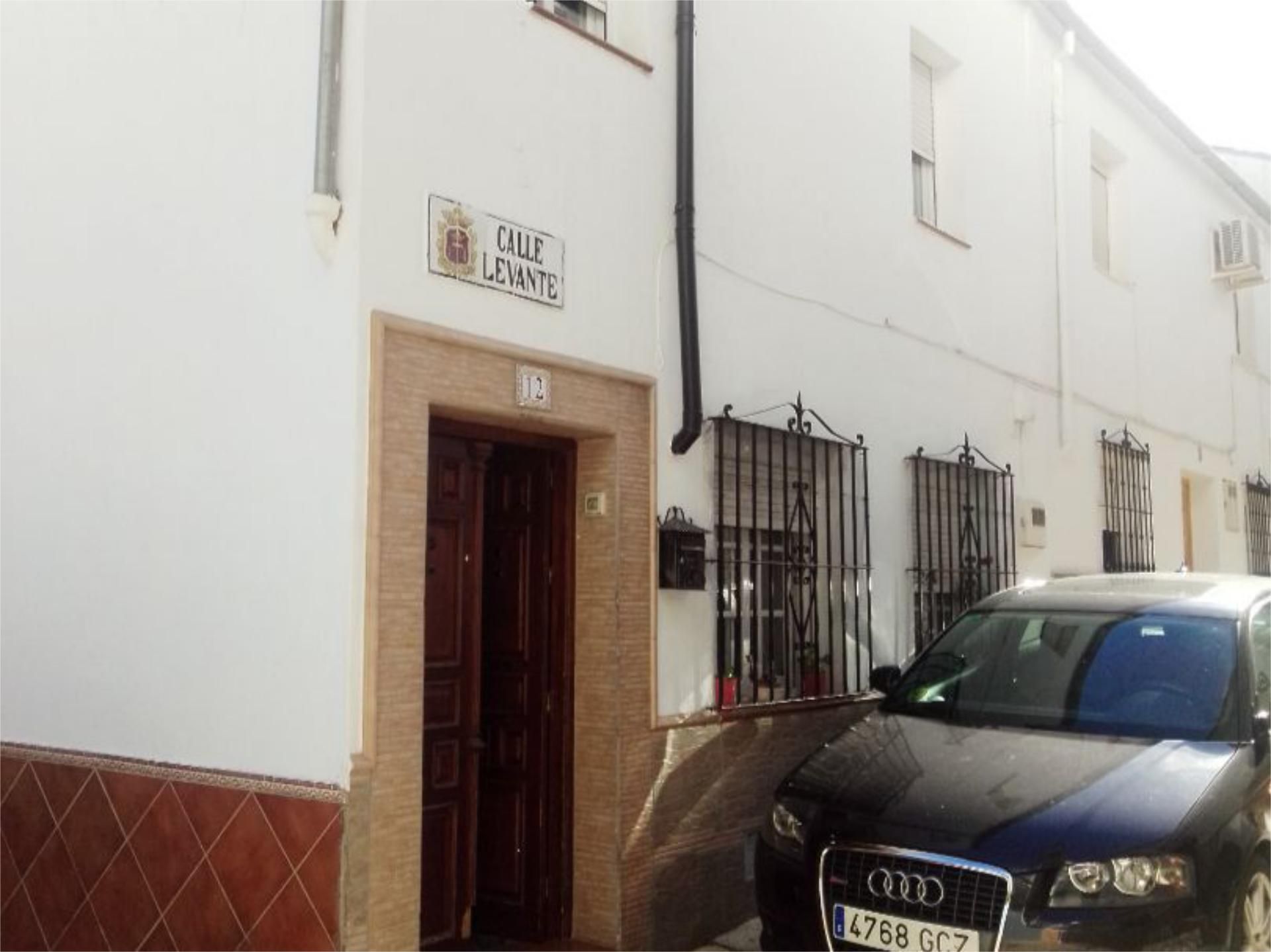 Vista exterior de Casa adosada en venda en Ronda amb Terrassa