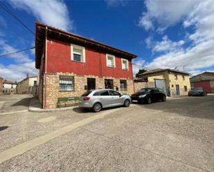 Vista exterior de Casa adosada en venda en Albillos amb Calefacció, Jardí privat i Parquet