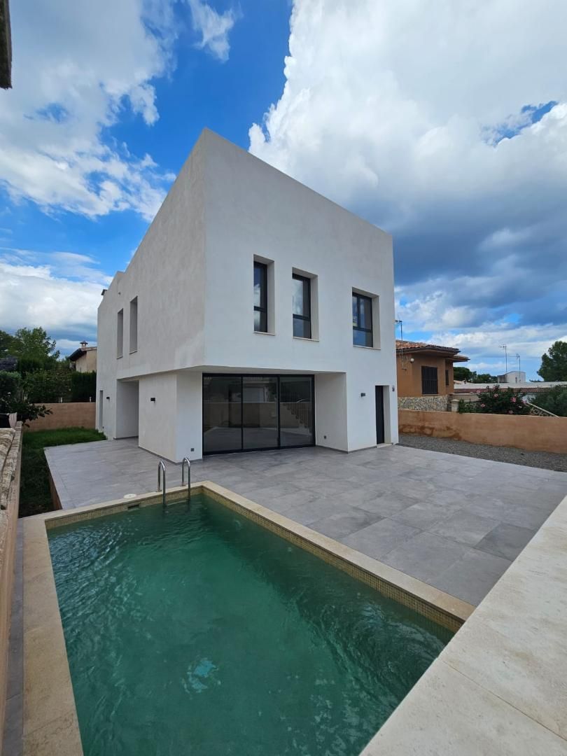 Vista exterior de Casa o xalet en venda en Santa Margalida amb Aire condicionat i Piscina