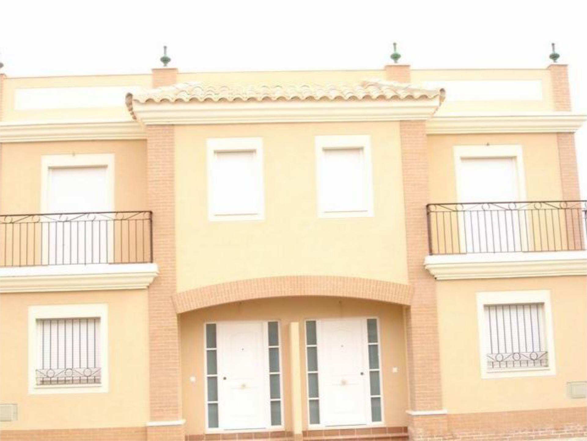 Vista exterior de Casa adosada en venda en Sanlúcar la Mayor amb Jardí privat, Aparcament comunitari i Balcó