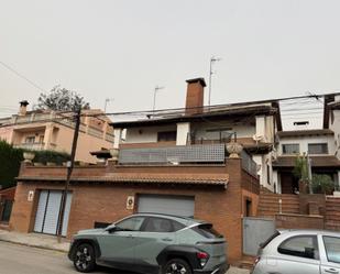 Exterior view of Single-family semi-detached for sale in Vilassar de Dalt  with Air Conditioner, Terrace and Swimming Pool