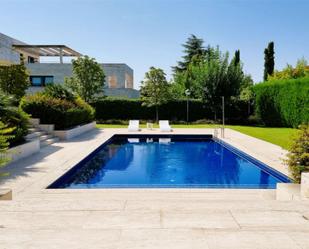 Swimming pool of House or chalet for sale in  Madrid Capital  with Air Conditioner, Terrace and Swimming Pool