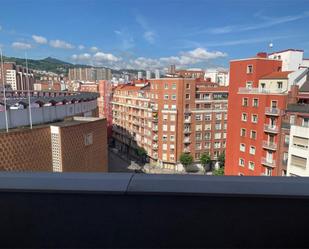 Vista exterior de Pis en venda en Bilbao  amb Terrassa i Balcó