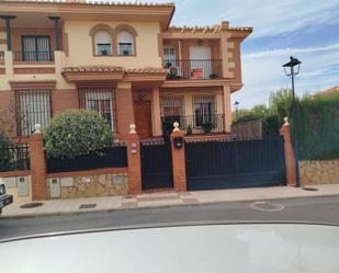 Vista exterior de Casa o xalet en venda en Guadix amb Aire condicionat, Terrassa i Piscina