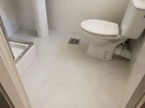 Flat for rent in Calle Notario Luis Oliver, 11, Playa Bajadilla - Puertos Bathroom of Flat for rent in Marbella with Air Conditioner, Terrace and Furnished