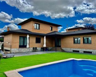 Exterior view of Single-family semi-detached for sale in Cabanillas del Campo  with Terrace and Swimming Pool