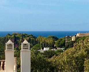 Vista exterior de Pis en venda en Marbella amb Aire condicionat, Terrassa i Piscina