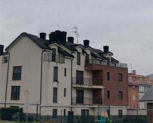 Vista exterior de Àtic en venda en Castañeda amb Terrassa i Piscina