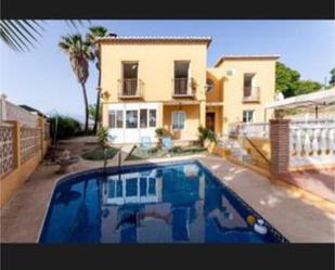 Vista exterior de Casa adosada en venda en Vélez-Málaga amb Terrassa i Piscina